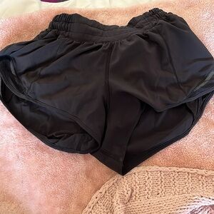 Lululemon women’s 2.5 in shorts size 2, black, athletic shorts